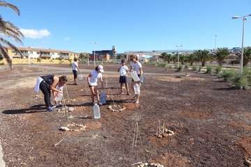 El proyecto Barrios Verde se inició en Melenara con una plantación en un solar de Costa Jardín (Foto TA)